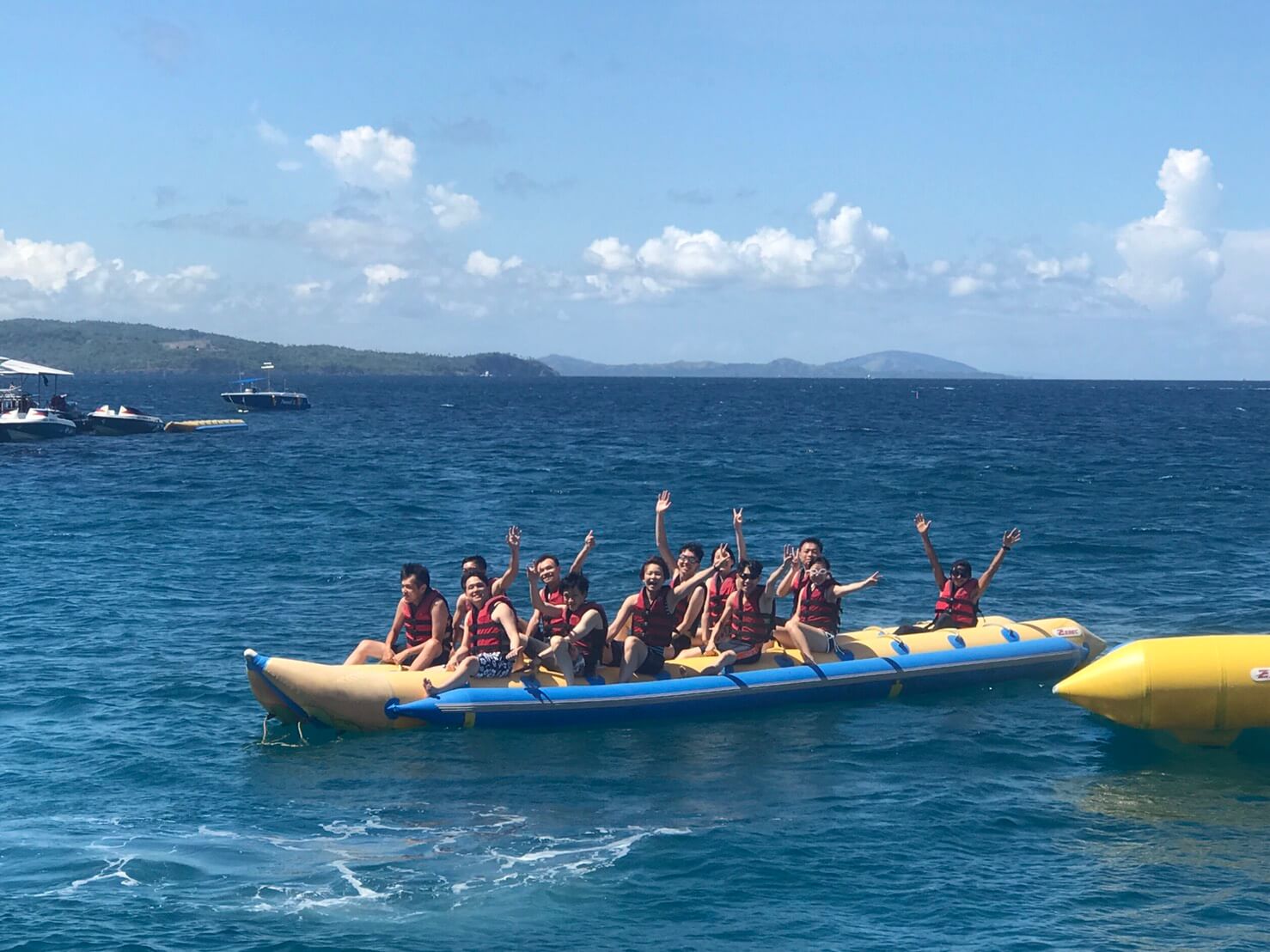這是去長灘島時玩香蕉船的照片（備註：右邊的船翻了XD）